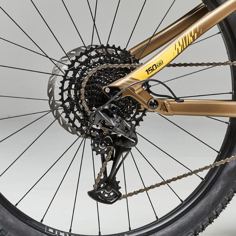 vtt-electrique-stilus-e-all-mountain-freins De modèle Rockshox 35 Gold, la fourche à suspensions du VTT électrique Stilus E-All-Mountain est parfaitement adaptée à la conduite tout-terrain avec un débattement de 150 mm et des plongeurs de 35 mm. Avec un format 15 x 110 mm Boost, elle est équipée d’un axe traversant de type 6 pans. Grâce à ce modèle de fourche, le vélo de marque Décathlon et son conducteur ne sont pas beaucoup dérangés sur les terrains accidentés. C’est une attention qui semble très appréciée selon les avis sur le VTT électrique Stilus E-All-Mountain.