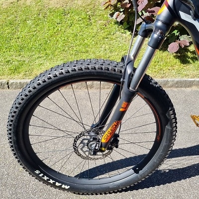 scott-e-scale-740-fourche-pneus pneus et fourche Scott e-scale 740