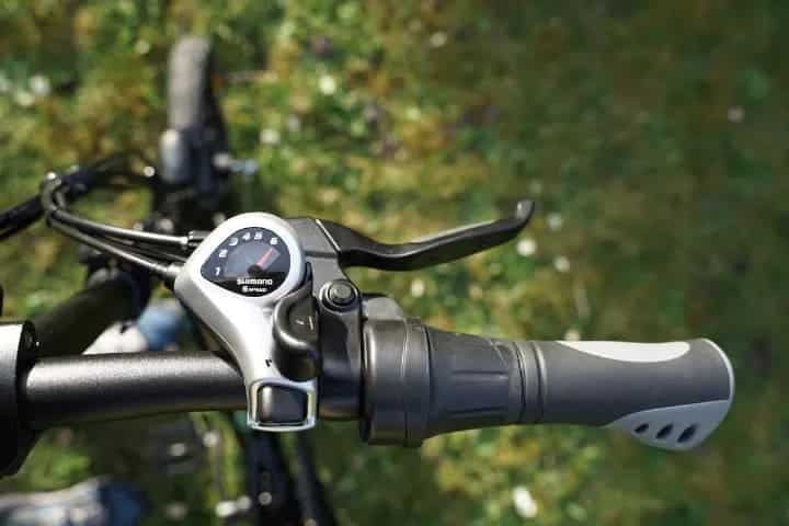 vtt-electrique-poignee VTT électrique avec poignée accélérateur